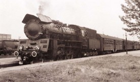 Parowóz Ol49 z pociągiem osobowym na stacji, 1975. Fot. A....